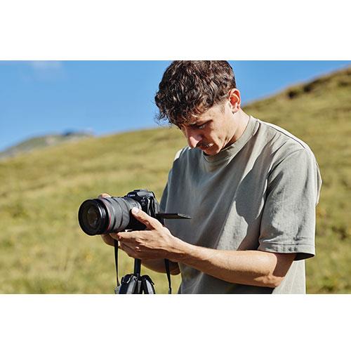 EOS R6 Mark III Mirrorless Camera with RF 24-105mm F4L IS USM Lens Product Image (Secondary Image 7)