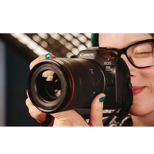EOS R6 Mark III Mirrorless Camera with RF 24-105mm F4L IS USM Lens Product Image (Secondary Image 9)