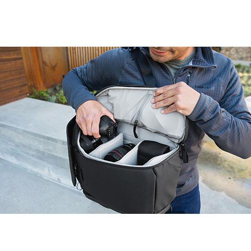 Everyday Backpack v2 20L in Black Product Image (Secondary Image 4)
