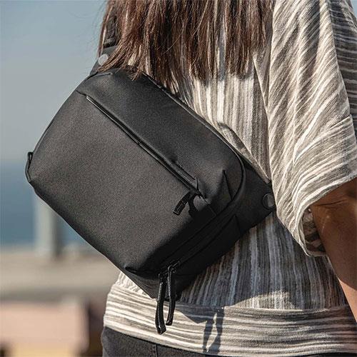 Everyday Sling 10L V2 in Black Product Image (Secondary Image 4)