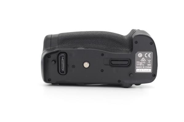 MB-D18 Multi-Battery Grip - Secondary Sku Image